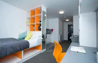 Common Area?w=400&h=260&fit=crop&q=40&auto=format&trim=auto