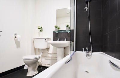 https___api.wearehomesforstudents.com_wp-content_uploads_2020_07_manchester-house-bathroom2-1