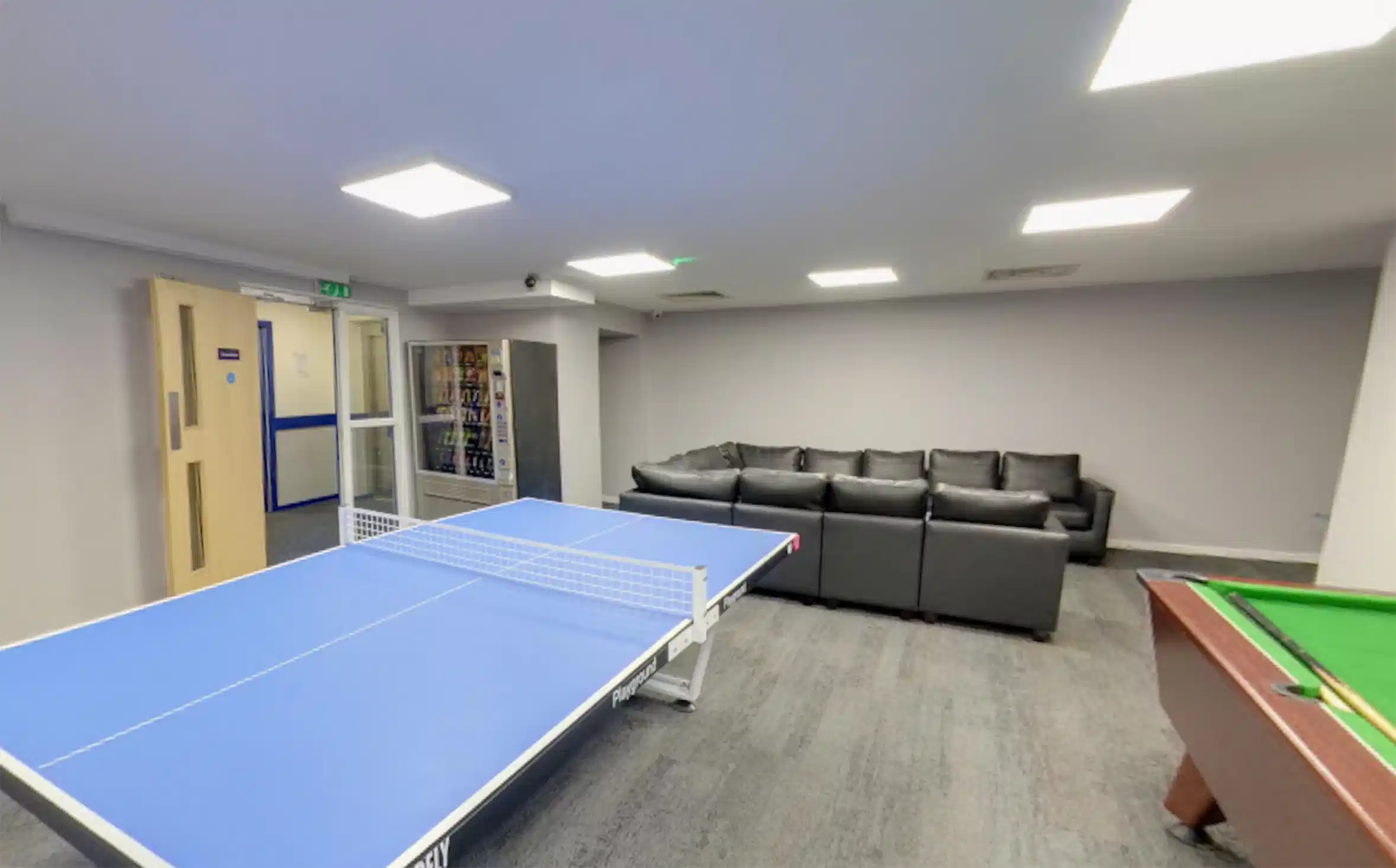 Common Area?w=400&h=260&fit=crop&q=40&auto=format&trim=auto