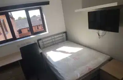 Bedroom?w=400&h=260&fit=crop&q=40&auto=format&trim=auto