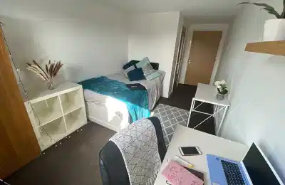 Bedroom?w=400&h=260&fit=crop&q=40&auto=format&trim=auto