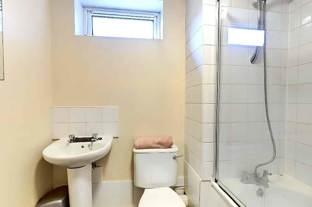 Cambridge House, Manchester - Manchester, England, United Kingdom - Cambridge-House-Bathroom