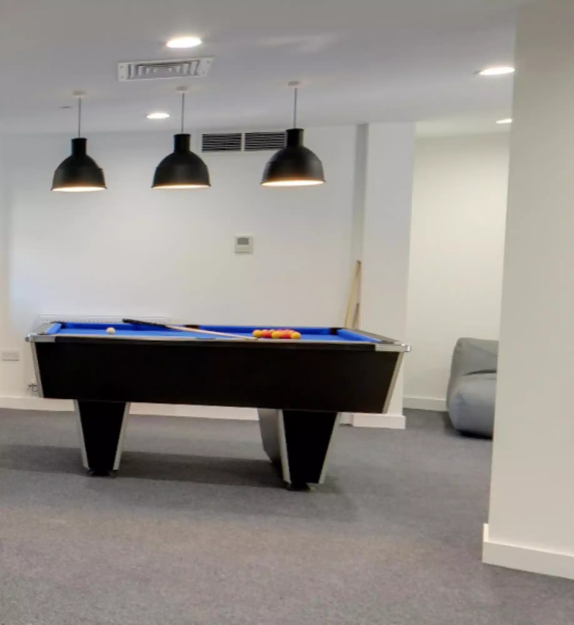 Amenities?w=400&h=260&fit=crop&q=40&auto=format&trim=auto
