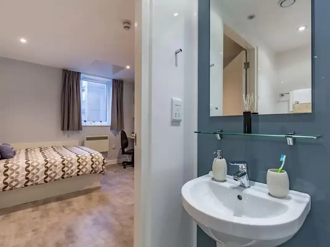 Amenities?w=400&h=260&fit=crop&q=40&auto=format&trim=auto