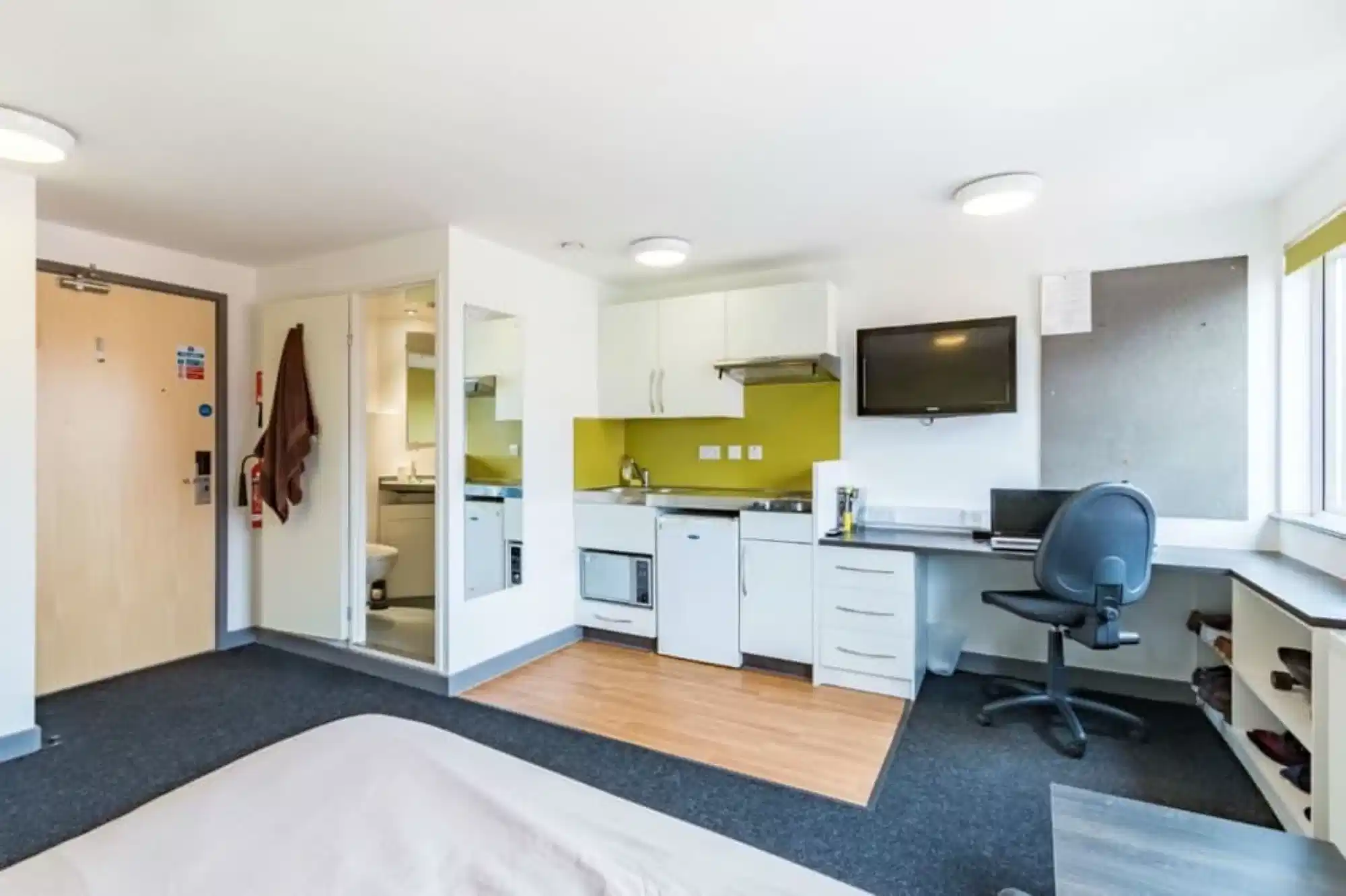 Bedroom?w=400&h=260&fit=crop&q=40&auto=format&trim=auto