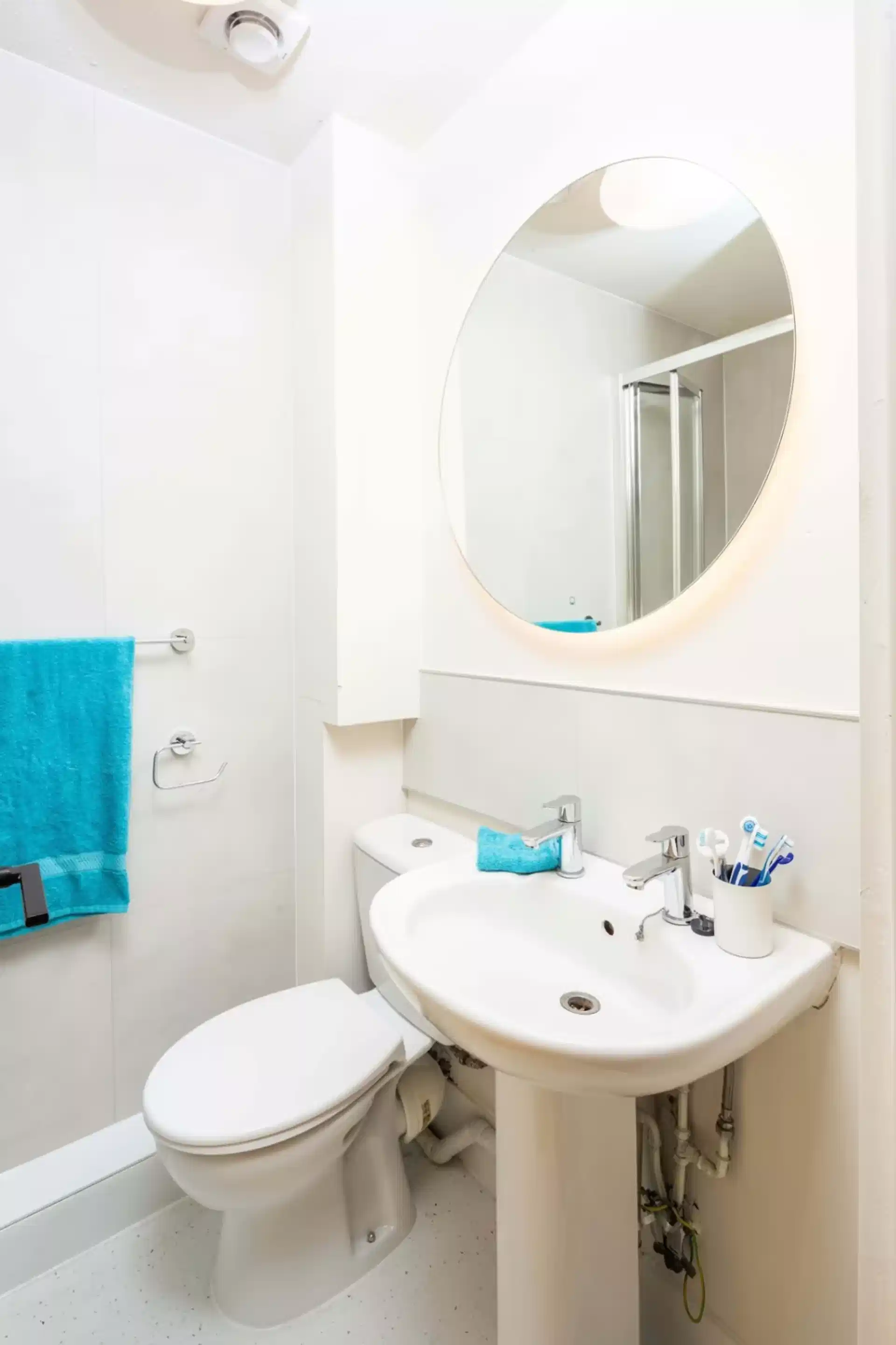 Amenities?w=400&h=260&fit=crop&q=40&auto=format&trim=auto