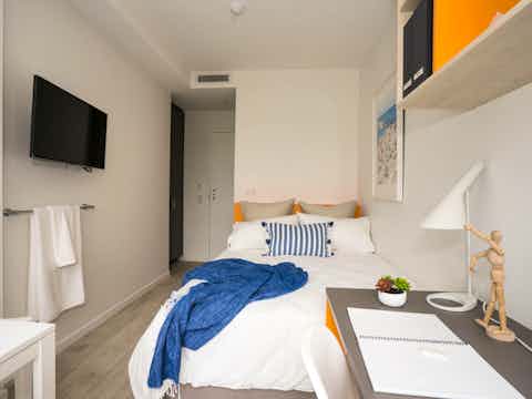 2 Bedroom Apartment Plus Low Floor - Bedroom