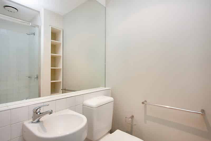 Student Living On Campus, Melbourne - Melbourne, Victoria, Australia - Bathroom