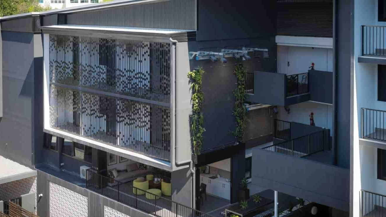 Exterior?w=400&h=260&fit=crop&q=40&auto=format&trim=auto