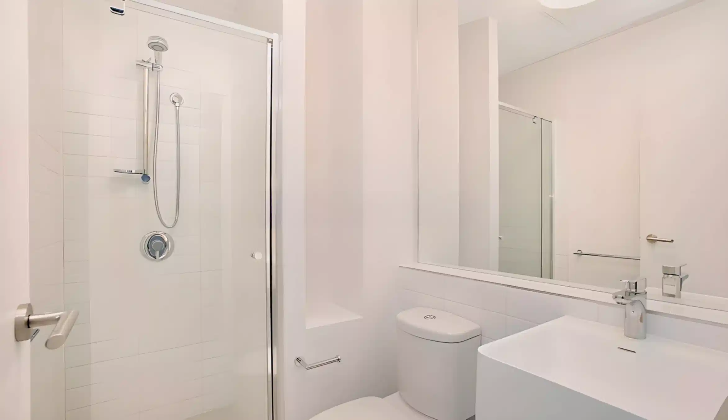 Bathroom?w=400&h=260&fit=crop&q=40&auto=format&trim=auto