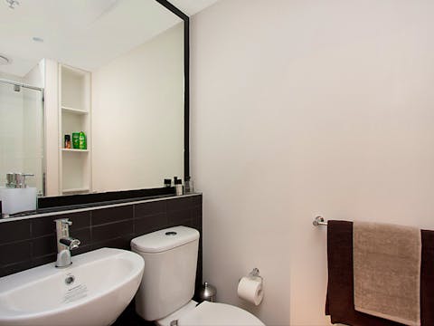 on-Villiers-Apartment-Bathroom-Internal-Shot