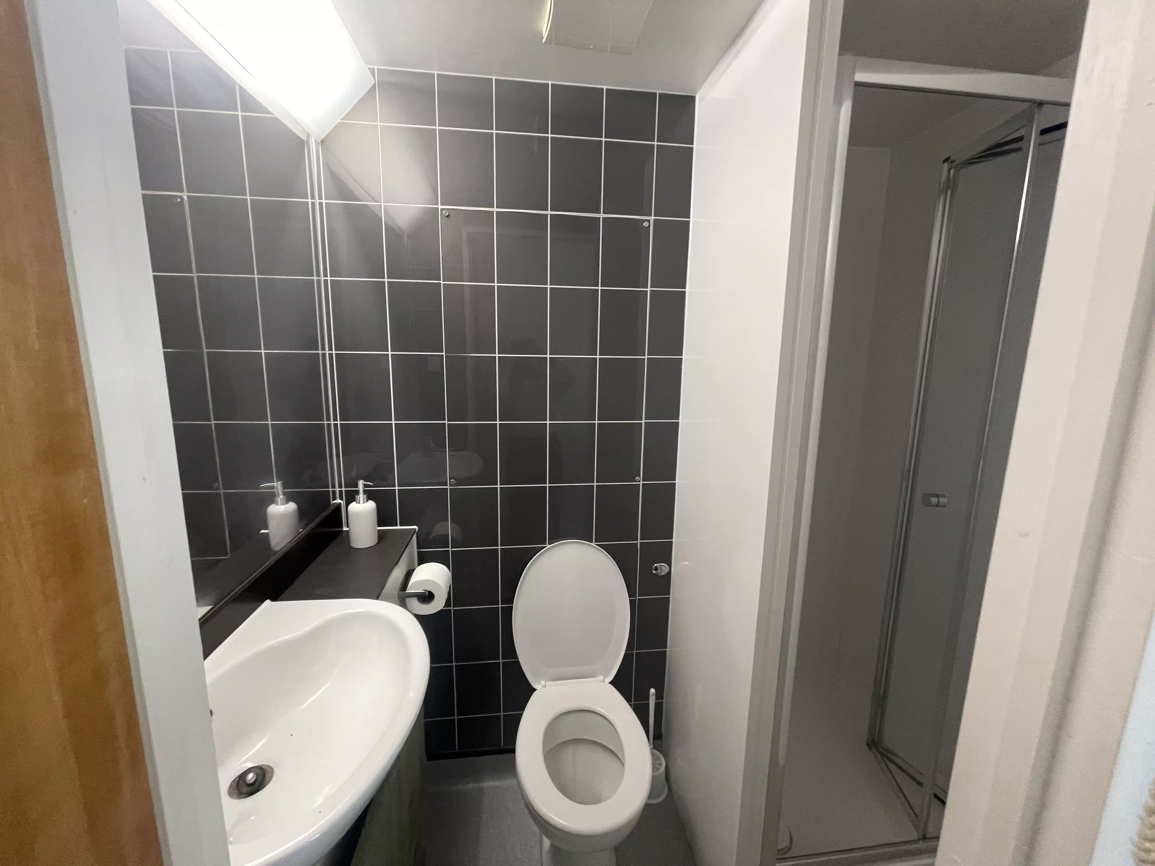 Common Area?w=400&h=260&fit=crop&q=40&auto=format&trim=auto