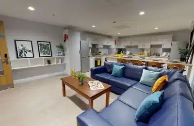 Common Area?w=400&h=260&fit=crop&q=40&auto=format&trim=auto