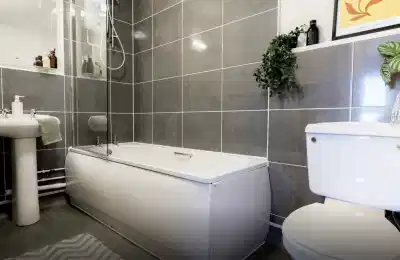 Exterior?w=400&h=260&fit=crop&q=40&auto=format&trim=auto