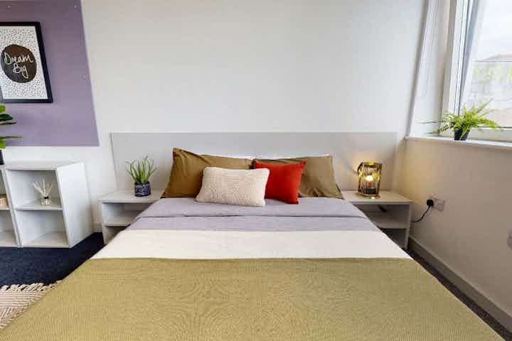 Bronze Studio Plus - Bedroom