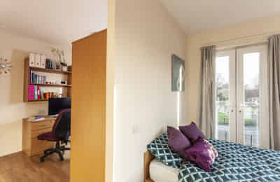 Amenities?w=400&h=260&fit=crop&q=40&auto=format&trim=auto