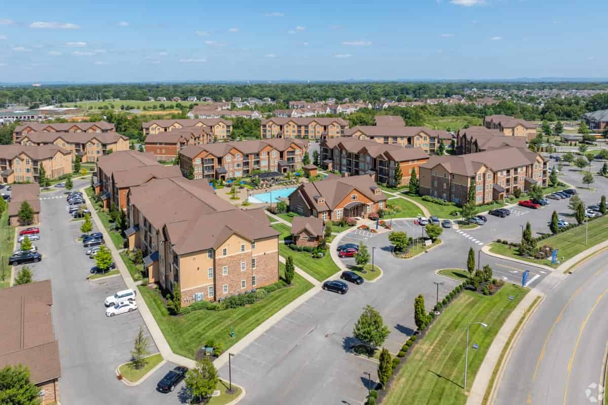 Exterior?w=400&h=260&fit=crop&q=40&auto=format&trim=auto