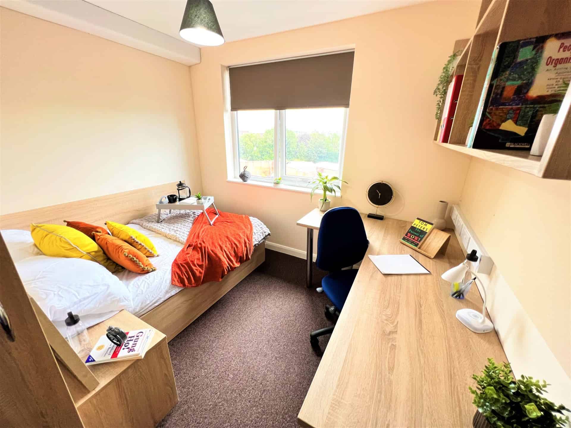 Common Area?w=400&h=260&fit=crop&q=40&auto=format&trim=auto
