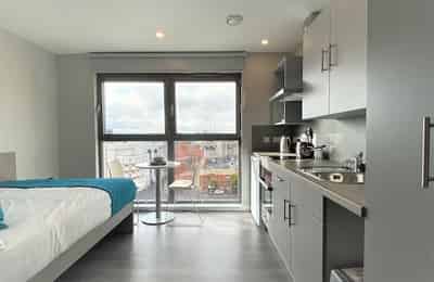 Amenities?w=400&h=260&fit=crop&q=40&auto=format&trim=auto