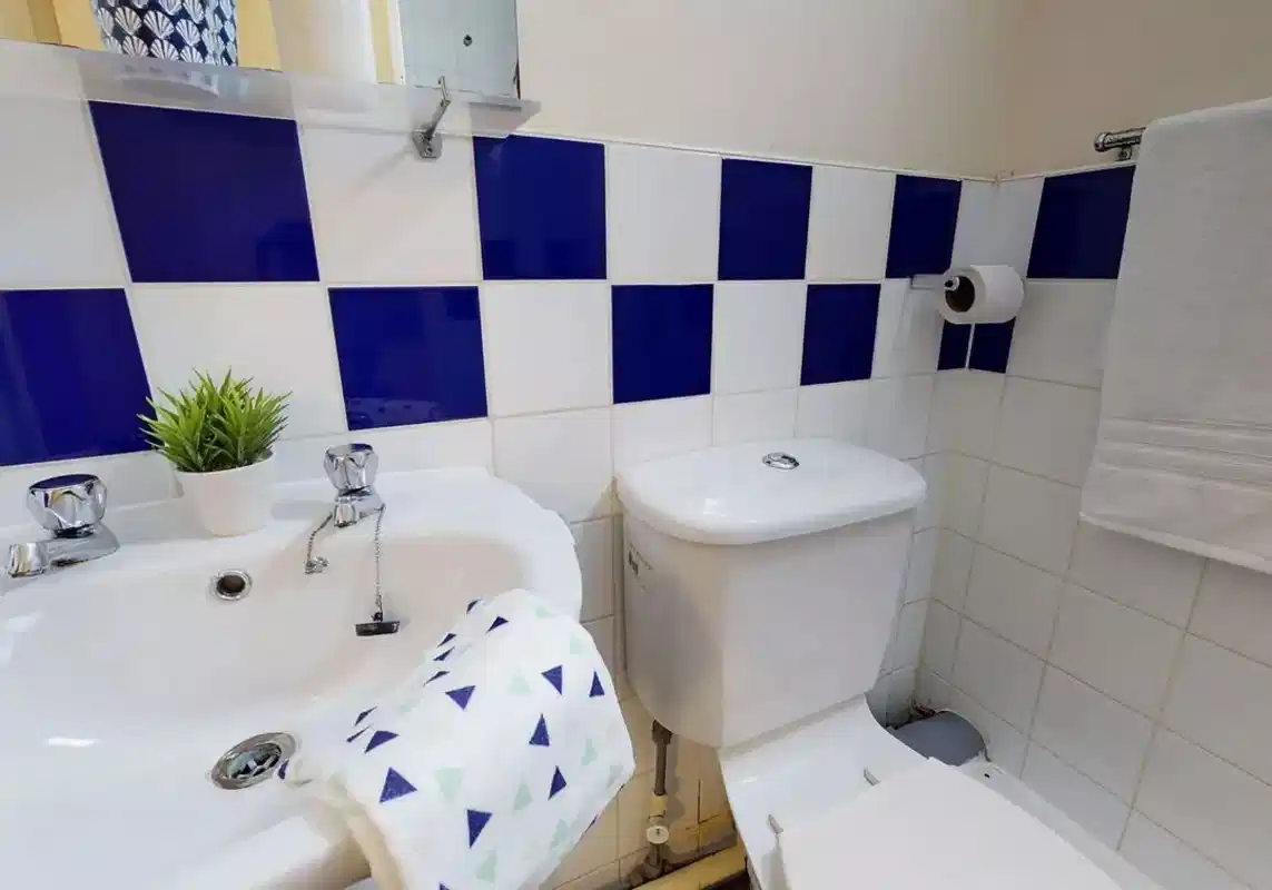Common Area?w=400&h=260&fit=crop&q=40&auto=format&trim=auto