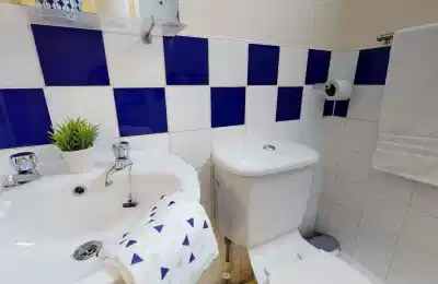 Common Area?w=400&h=260&fit=crop&q=40&auto=format&trim=auto
