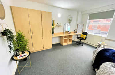 Common Area?w=400&h=260&fit=crop&q=40&auto=format&trim=auto