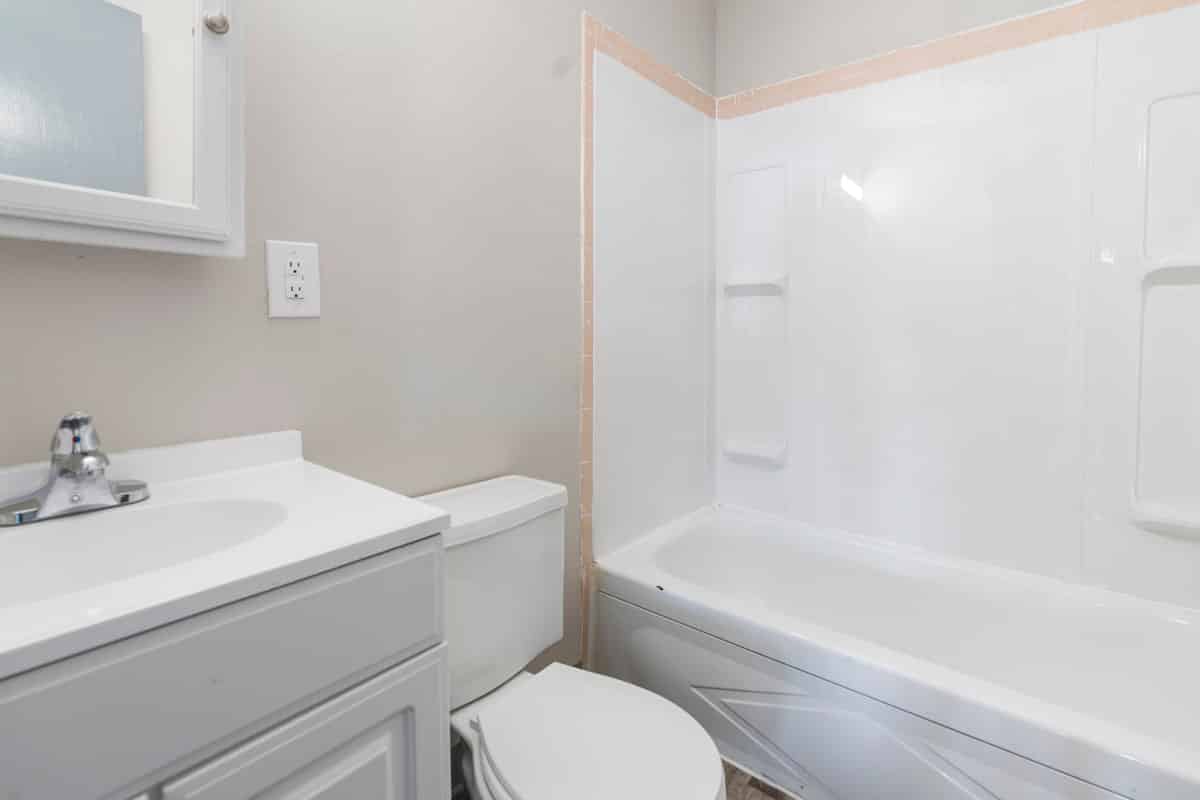 Saluki Apartments, Carbondale - Carbondale, Illinois, United States - Bathroom