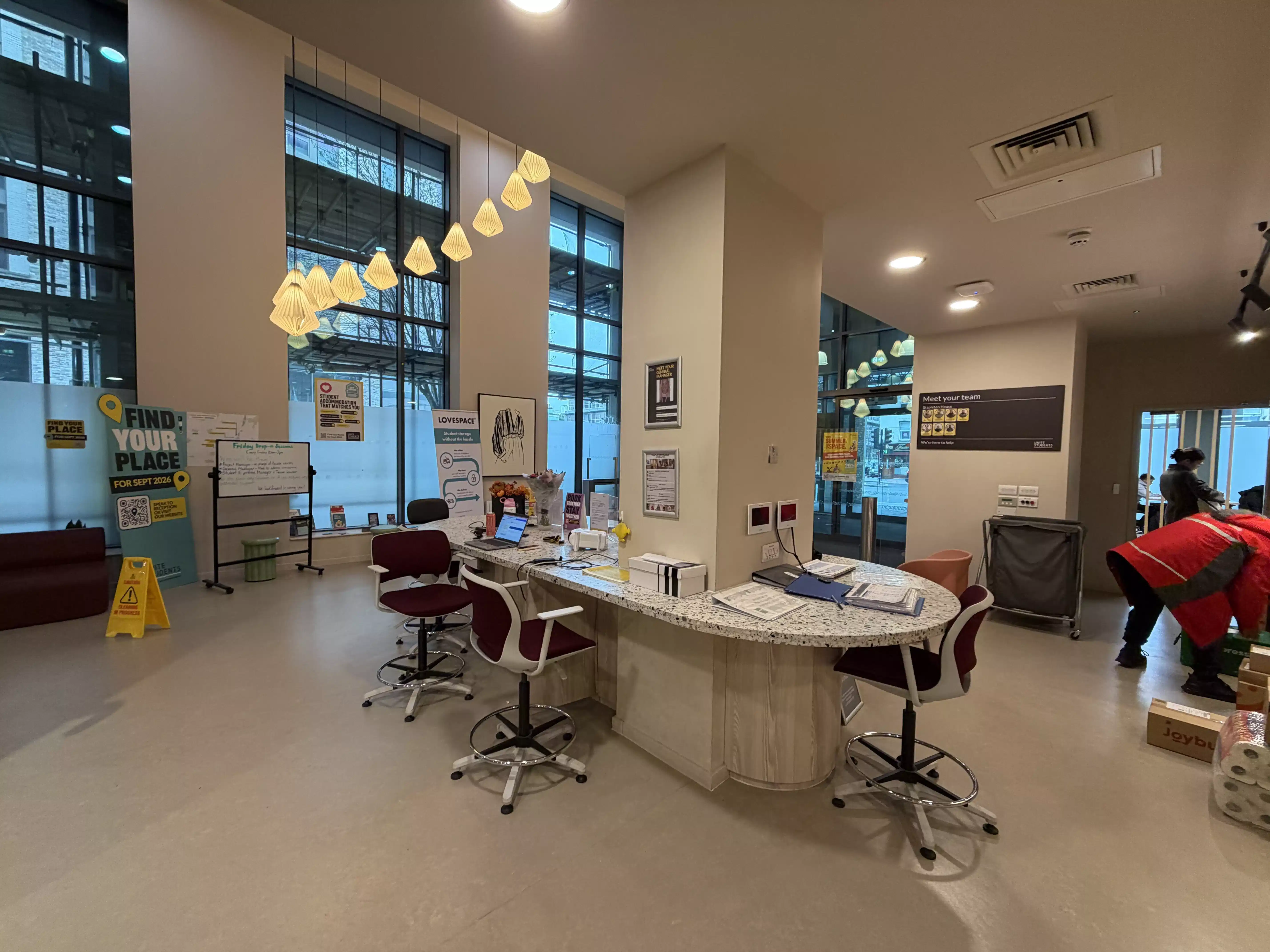 Common Area?w=400&h=260&fit=crop&q=40&auto=format&trim=auto