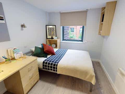 iQ-Student-Accommodation-Sheffield-Brocco-Bedrooms-Silver_En_Suite(12)