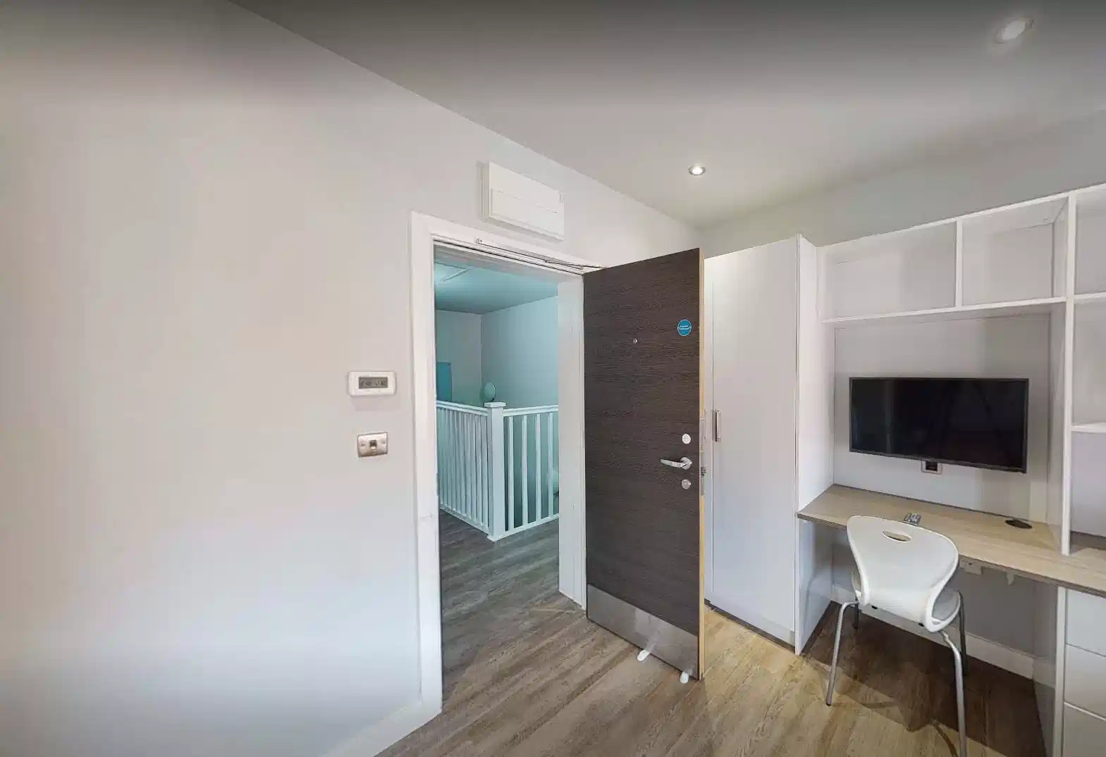 Amenities?w=400&h=260&fit=crop&q=40&auto=format&trim=auto