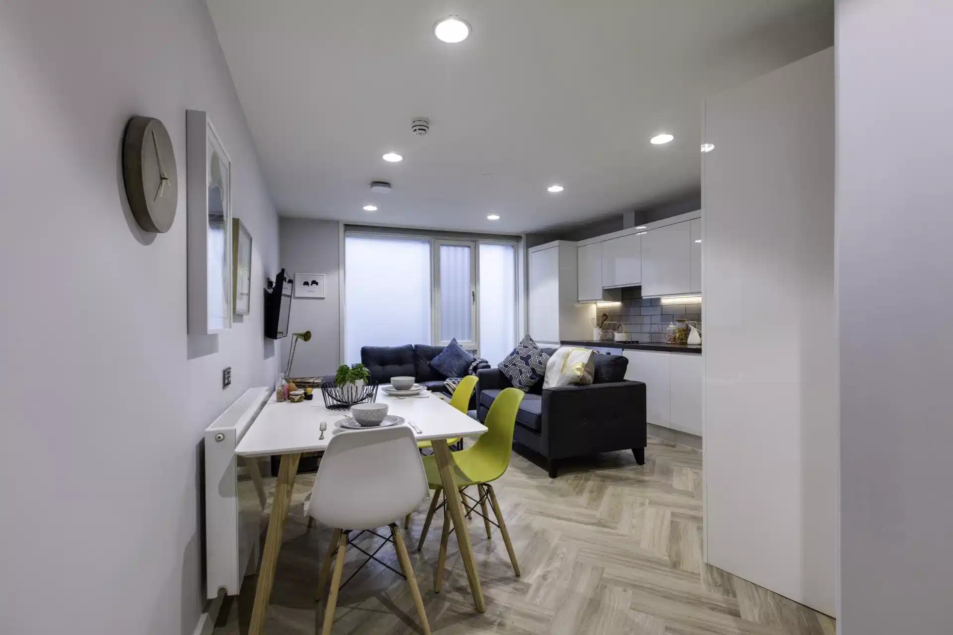 Amenities?w=400&h=260&fit=crop&q=40&auto=format&trim=auto