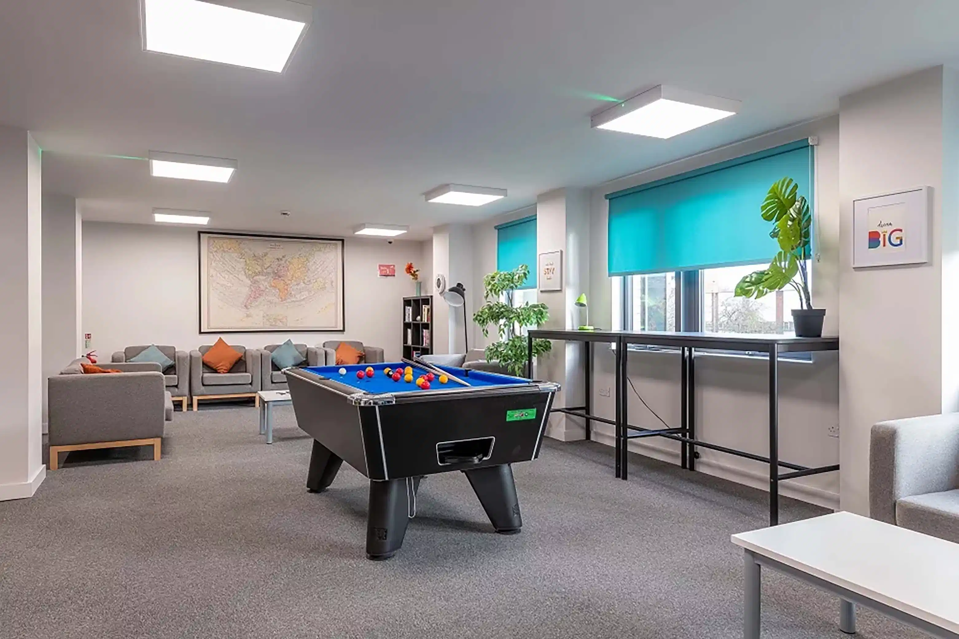 Common Area?w=400&h=260&fit=crop&q=40&auto=format&trim=auto