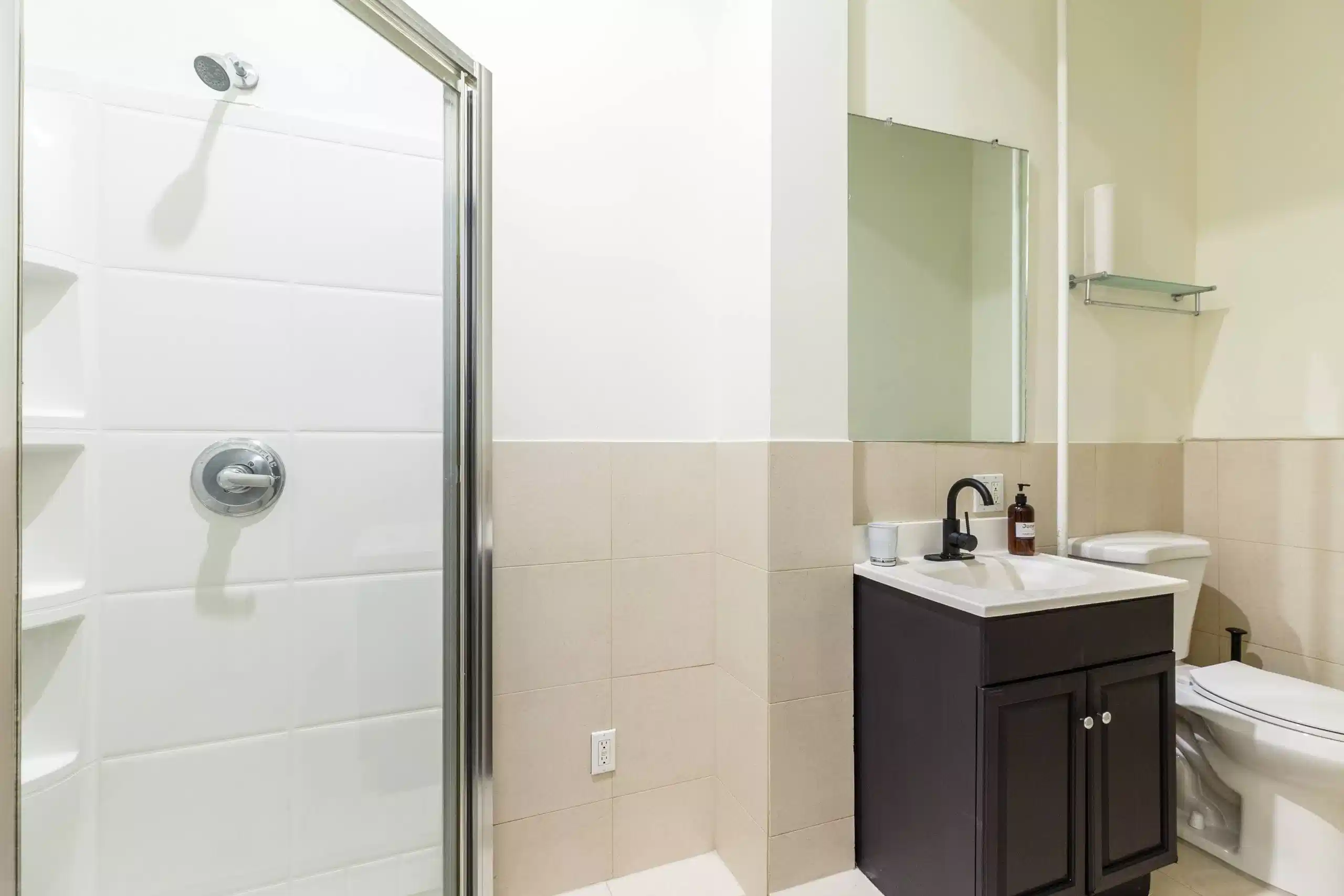 Bathroom?w=400&h=260&fit=crop&q=40&auto=format&trim=auto