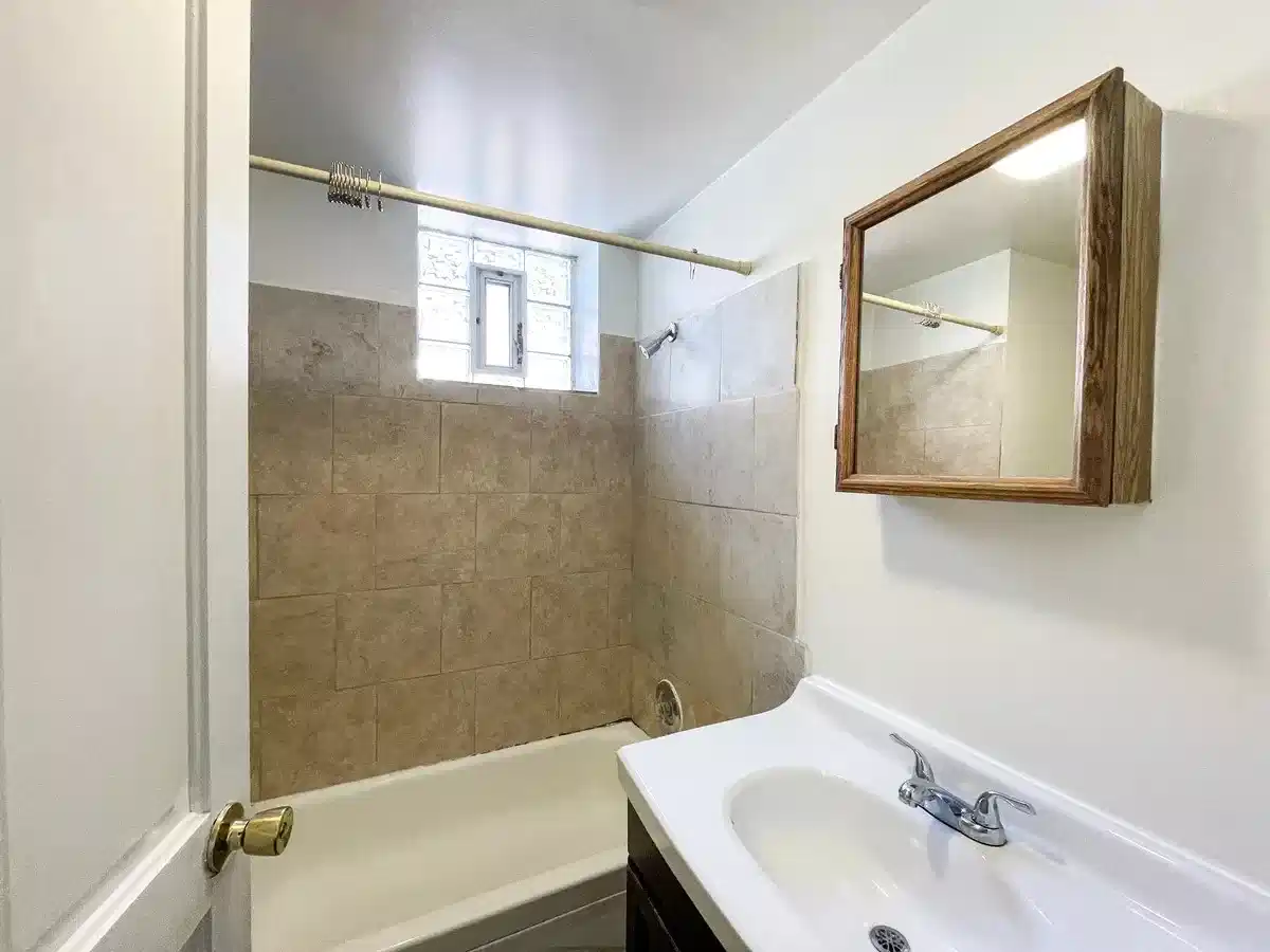 305 Lawn St, Pittsburgh - Pittsburgh, Pennsylvania, United States - Bathroom