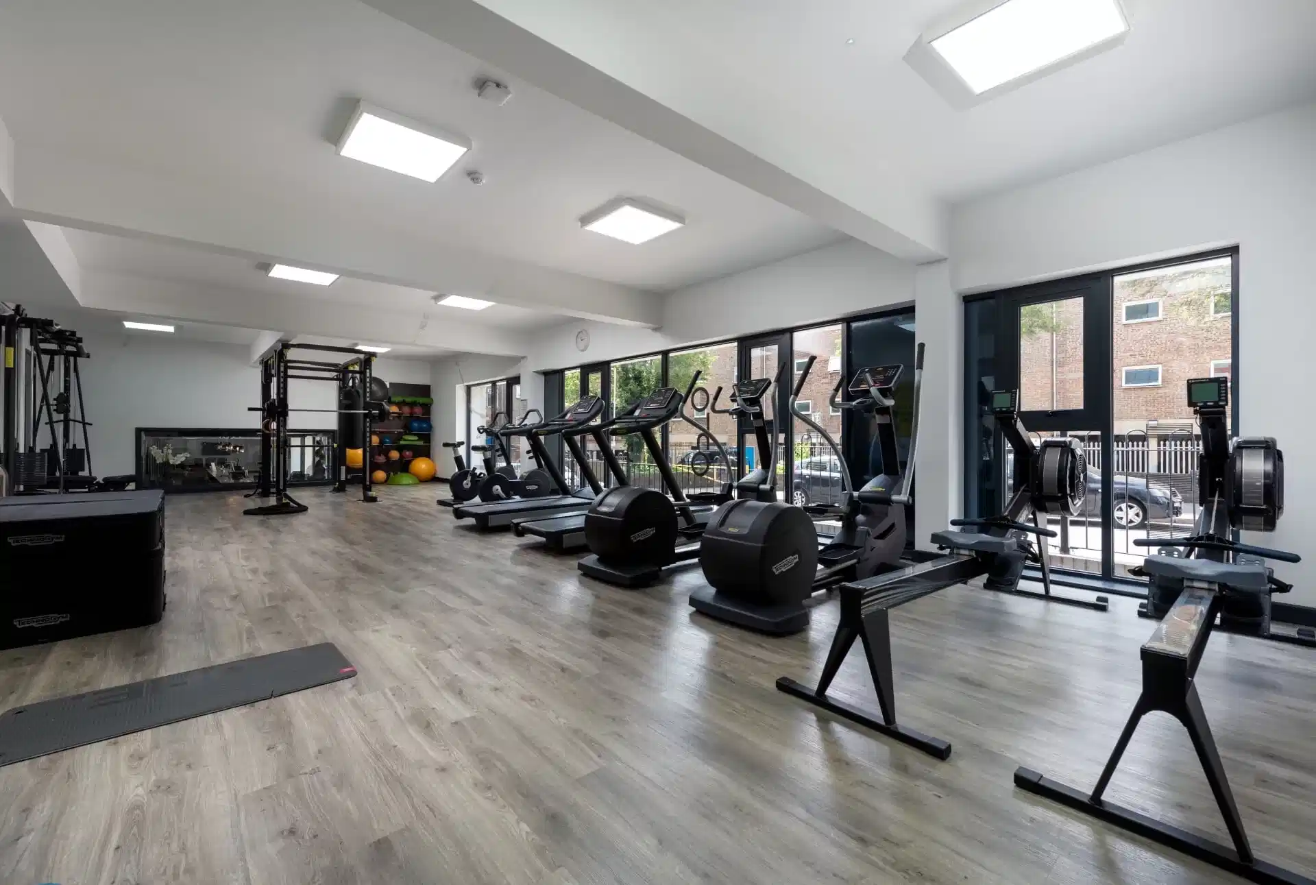 Common Area?w=400&h=260&fit=crop&q=40&auto=format&trim=auto