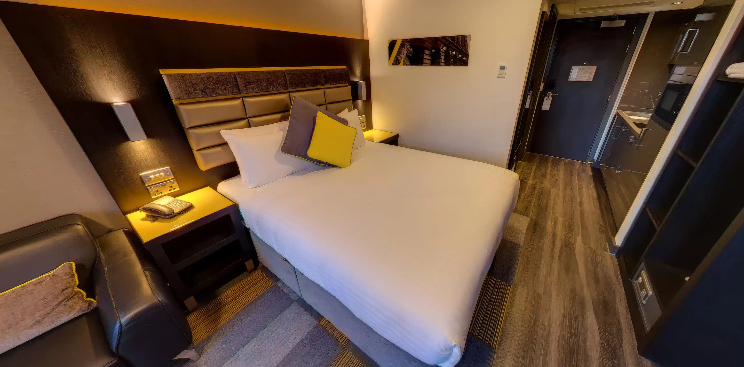 Bedroom?w=400&h=260&fit=crop&q=40&auto=format&trim=auto