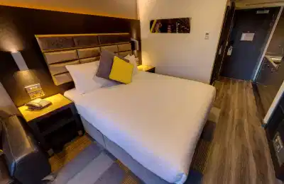 Bedroom?w=400&h=260&fit=crop&q=40&auto=format&trim=auto