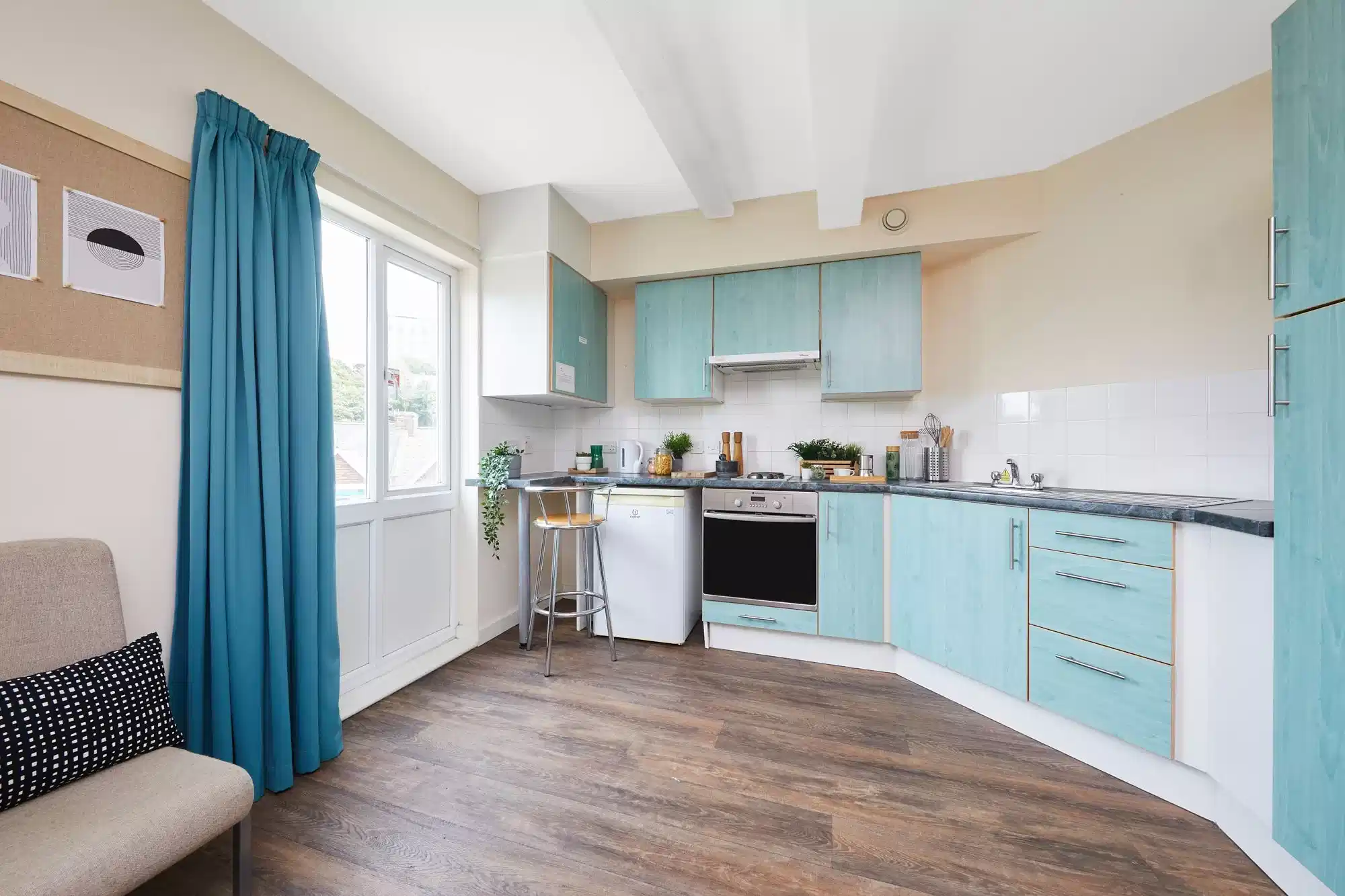 Kitchen?w=400&h=260&fit=crop&q=40&auto=format&trim=auto