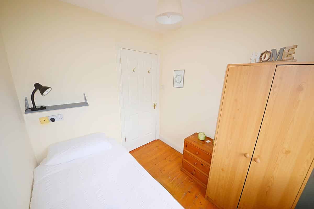 Common Area?w=400&h=260&fit=crop&q=40&auto=format&trim=auto