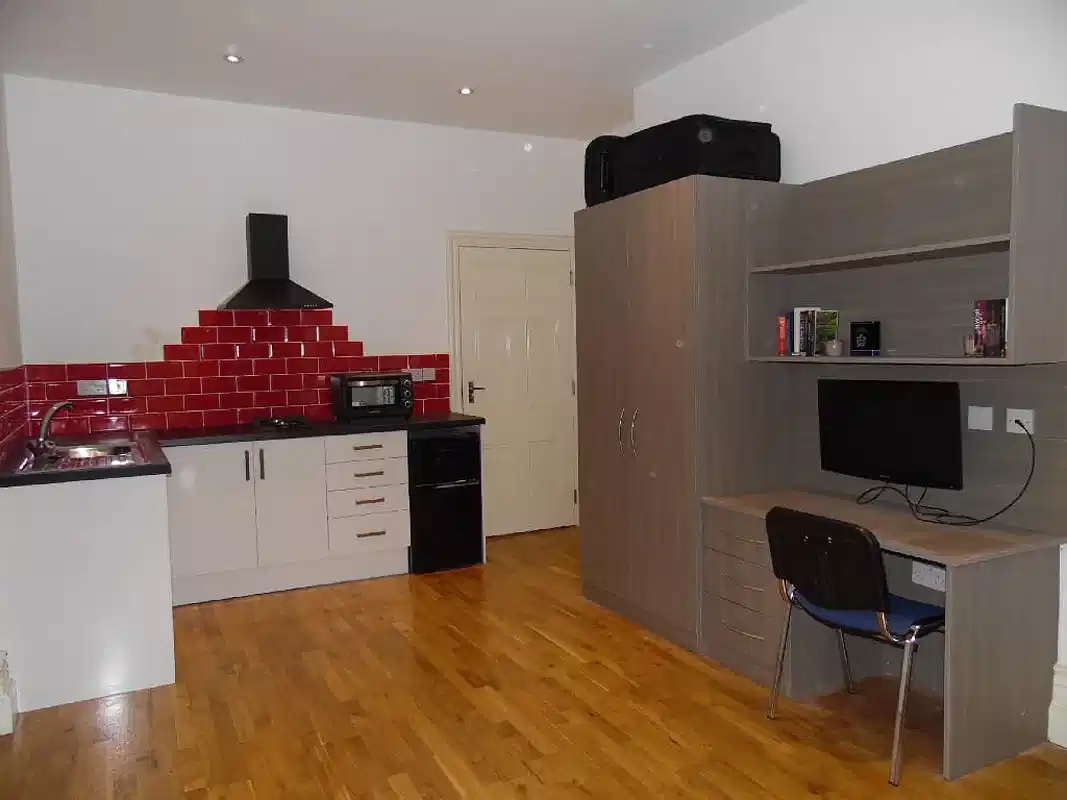 Kitchen?w=400&h=260&fit=crop&q=40&auto=format&trim=auto