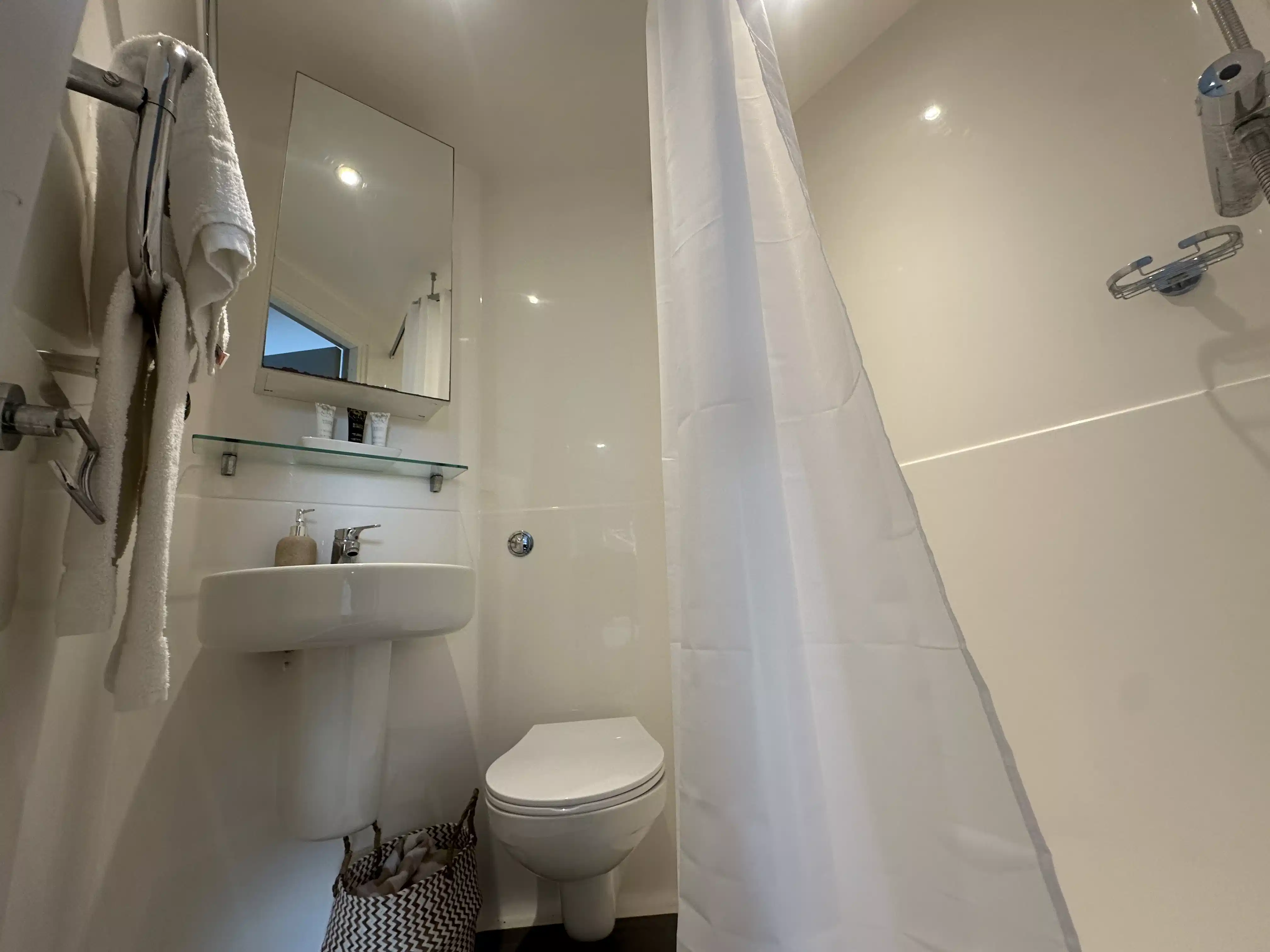 Amenities?w=400&h=260&fit=crop&q=40&auto=format&trim=auto