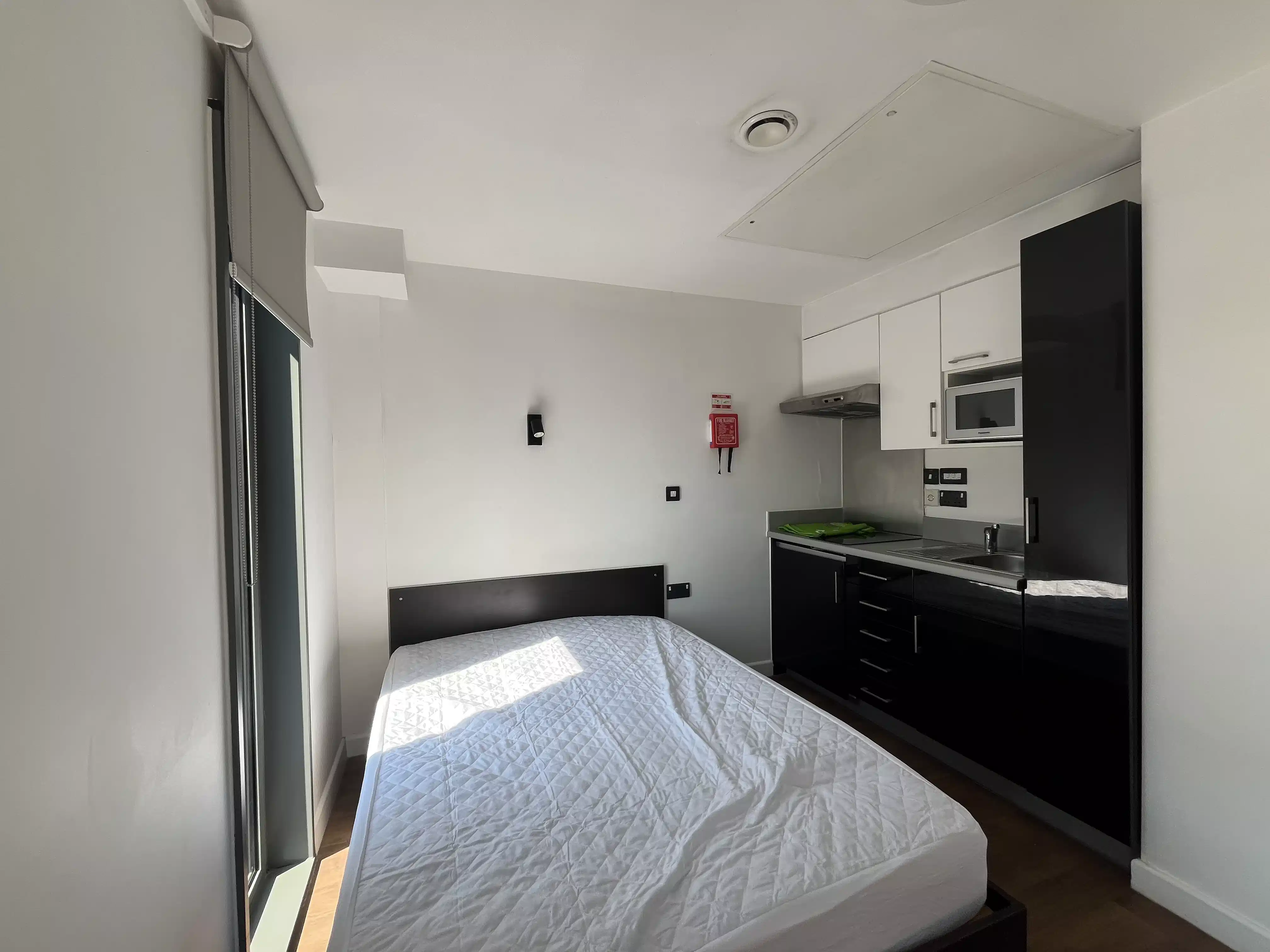 Amenities?w=400&h=260&fit=crop&q=40&auto=format&trim=auto