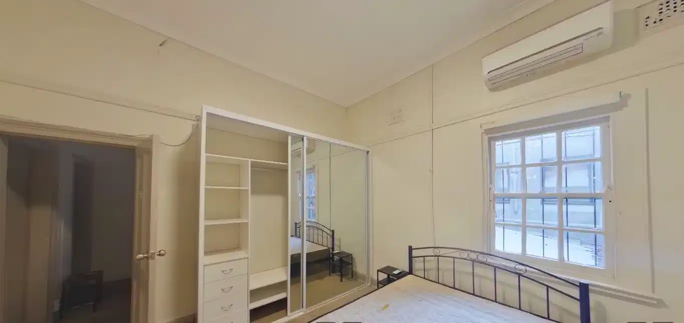 Room?w=400&h=260&fit=crop&q=40&auto=format&trim=auto