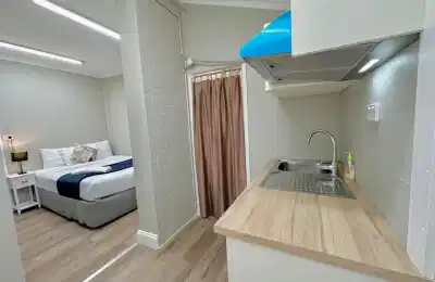 Bathroom?w=400&h=260&fit=crop&q=40&auto=format&trim=auto