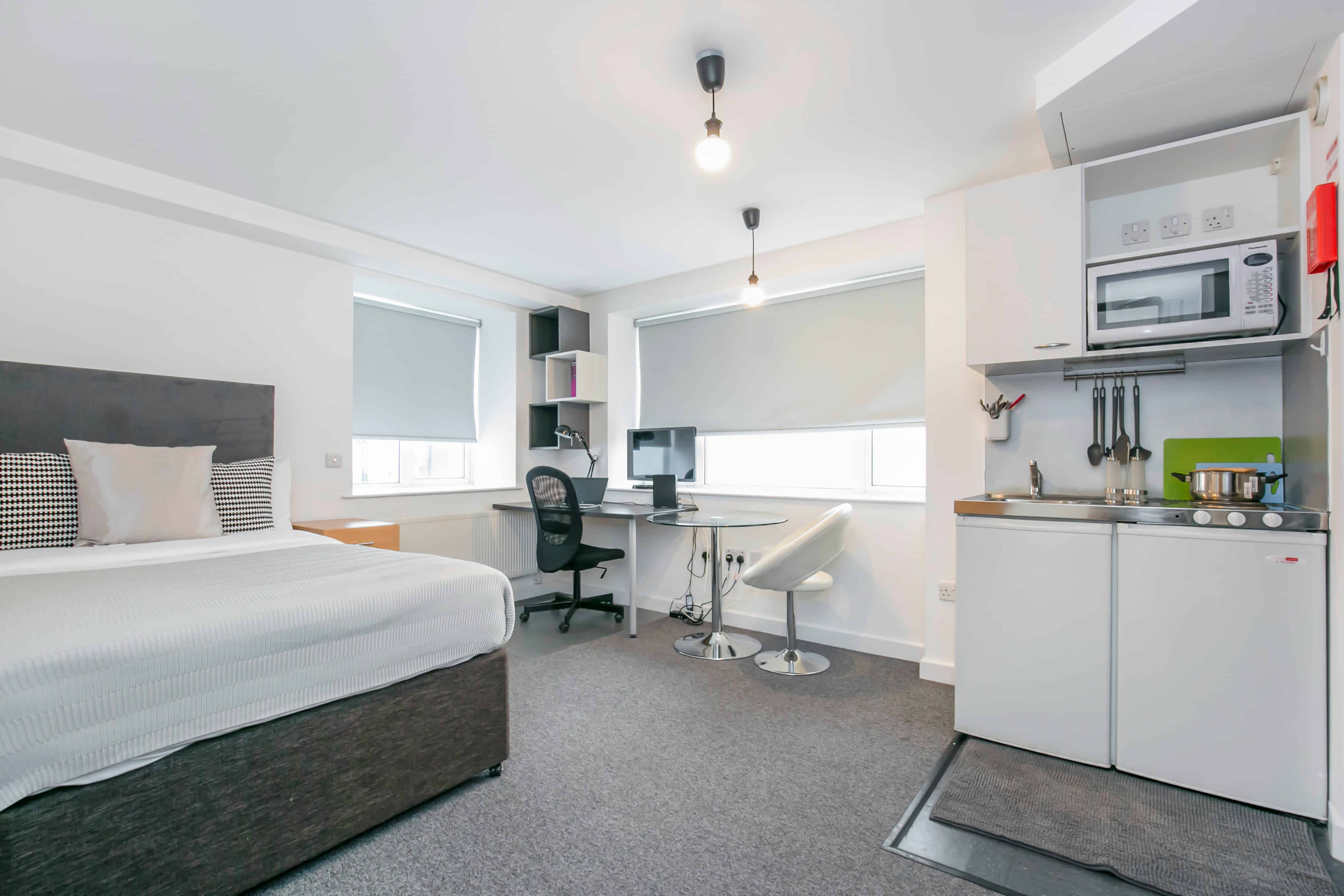 Amenities?w=400&h=260&fit=crop&q=40&auto=format&trim=auto