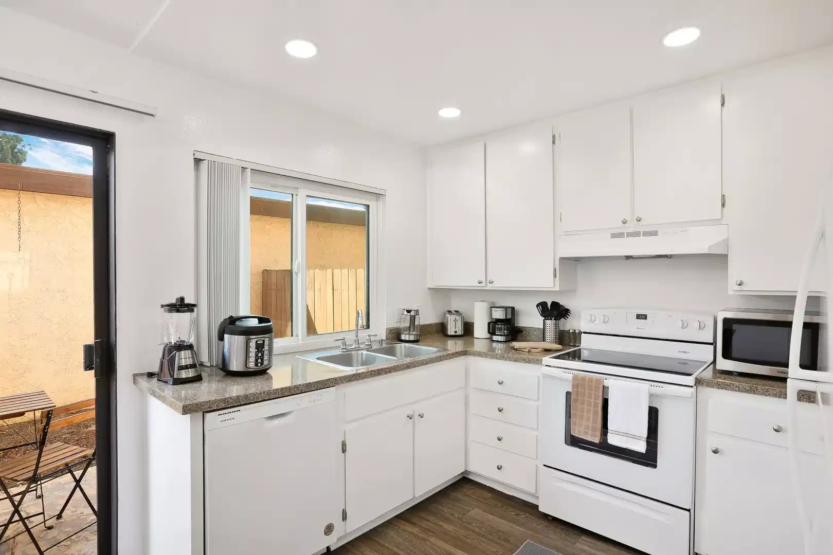 Amenities?w=400&h=260&fit=crop&q=40&auto=format&trim=auto