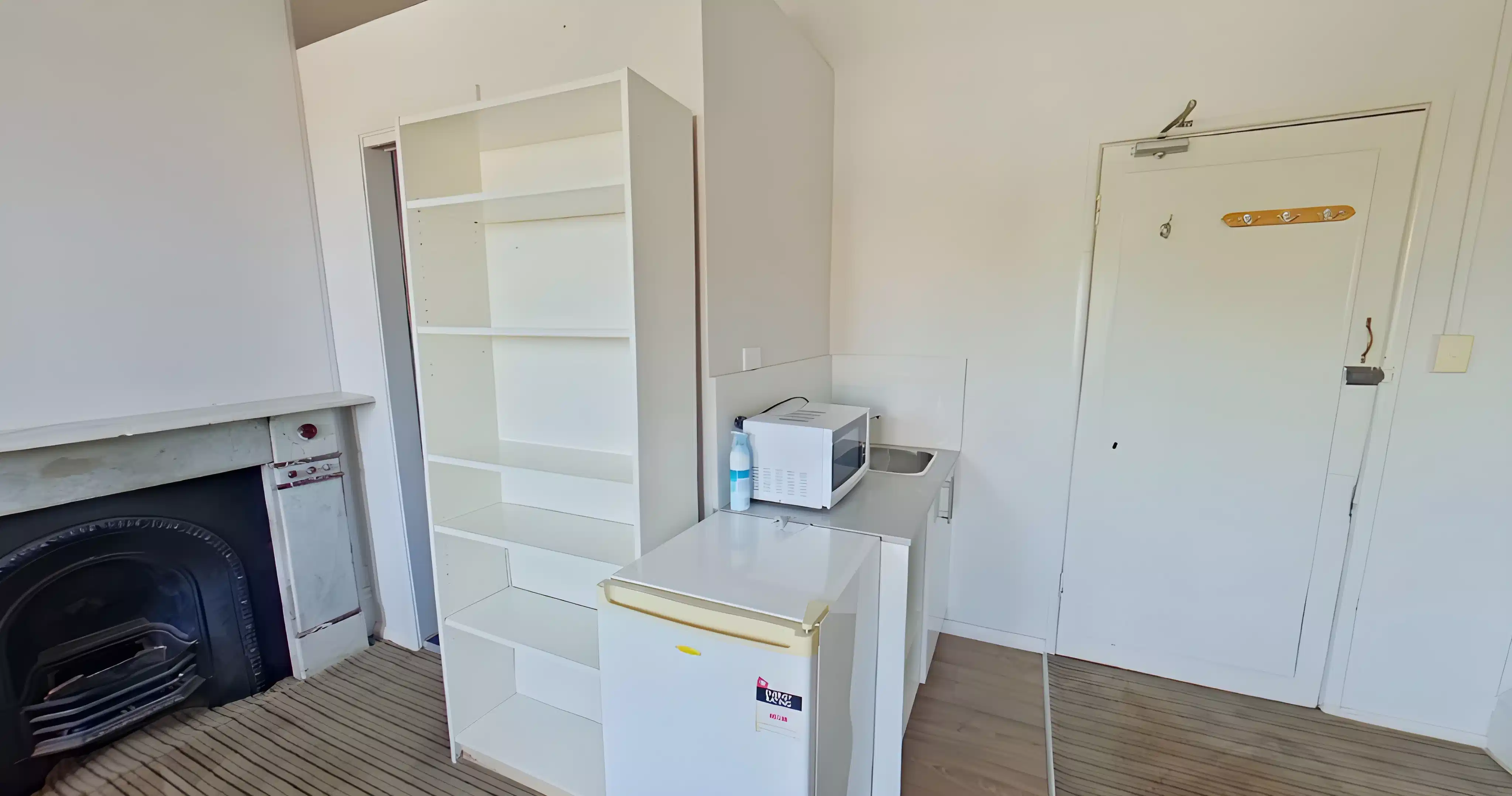 Bedroom?w=400&h=260&fit=crop&q=40&auto=format&trim=auto