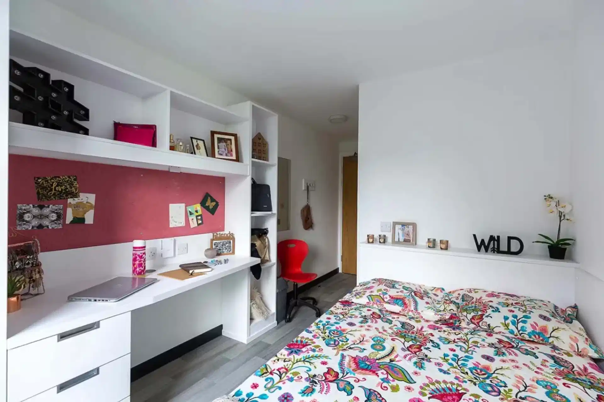 Amenities?w=400&h=260&fit=crop&q=40&auto=format&trim=auto