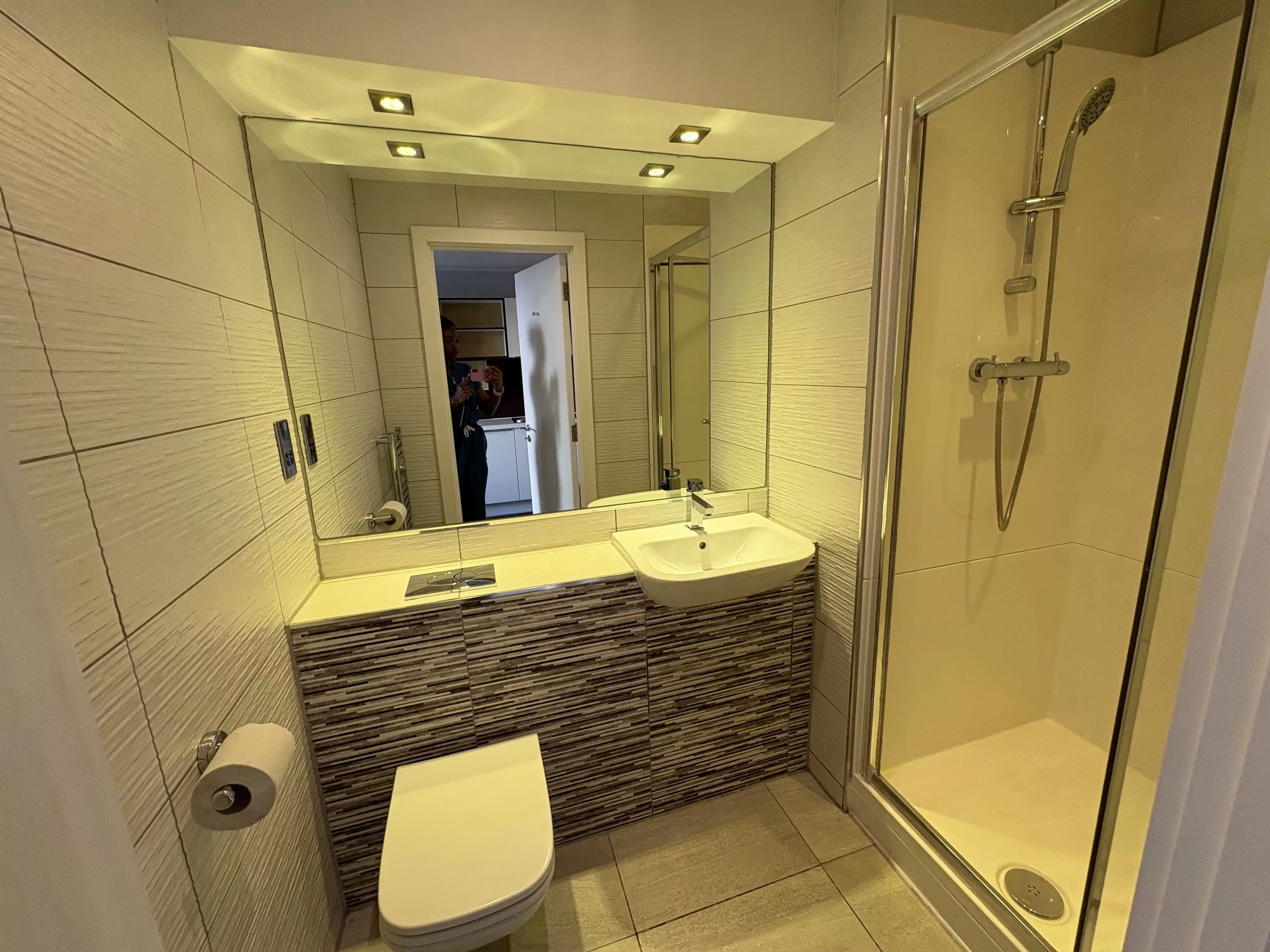 Amenities?w=400&h=260&fit=crop&q=40&auto=format&trim=auto
