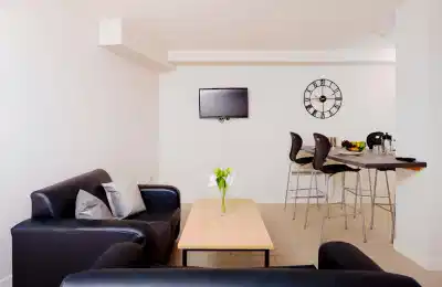Common Area?w=400&h=260&fit=crop&q=40&auto=format&trim=auto